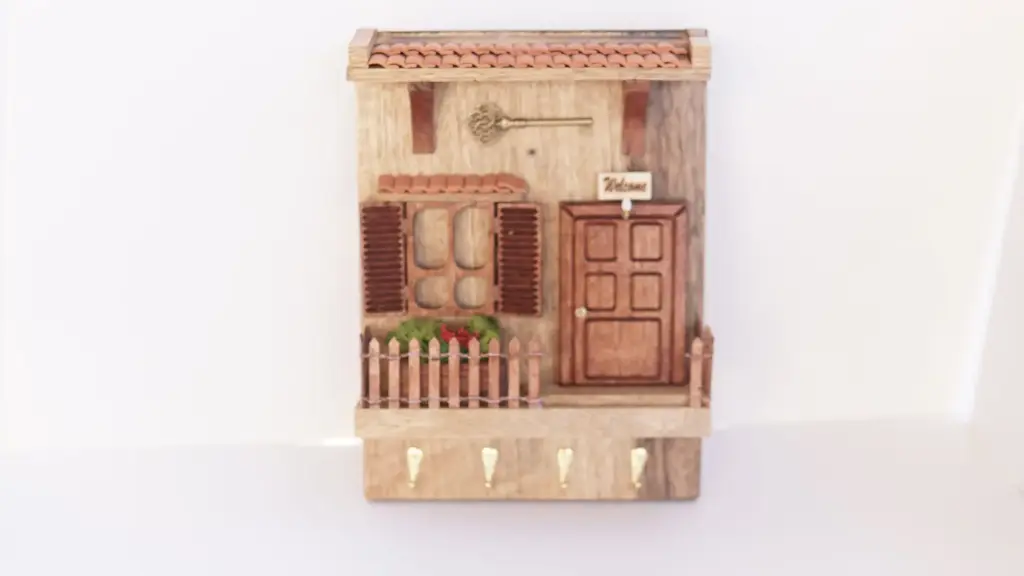 מתלה מפתחות בעבודת יד – אגוז אפריקאי טבעי