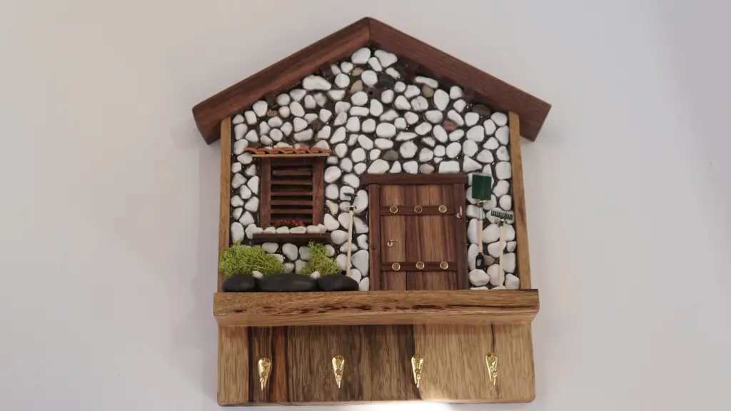 מתלה מפתחות בעבודת יד – אגוז אפריקאי ואבני נחל טבעיות